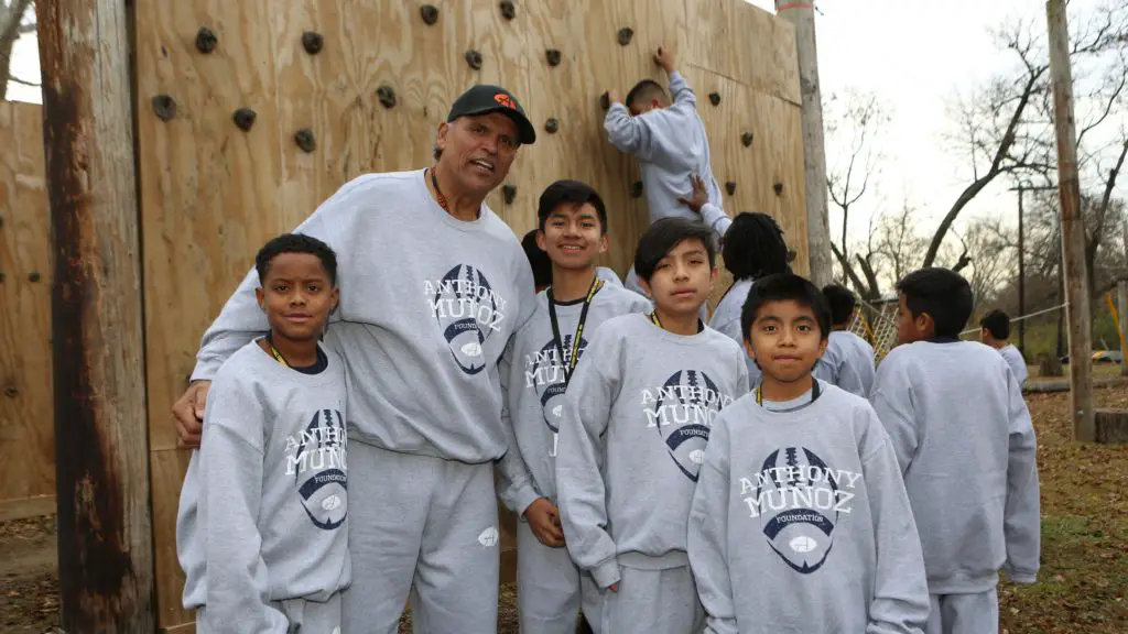 Bengals great Anthony Muñoz treats Hamilton school kids to