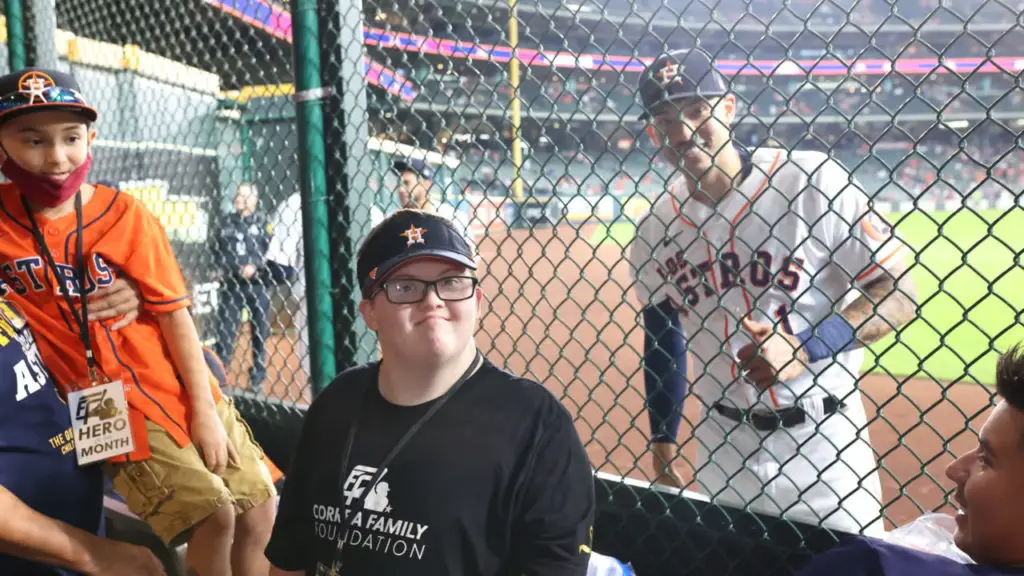 Carlos Correa visits kids in Houston hospital