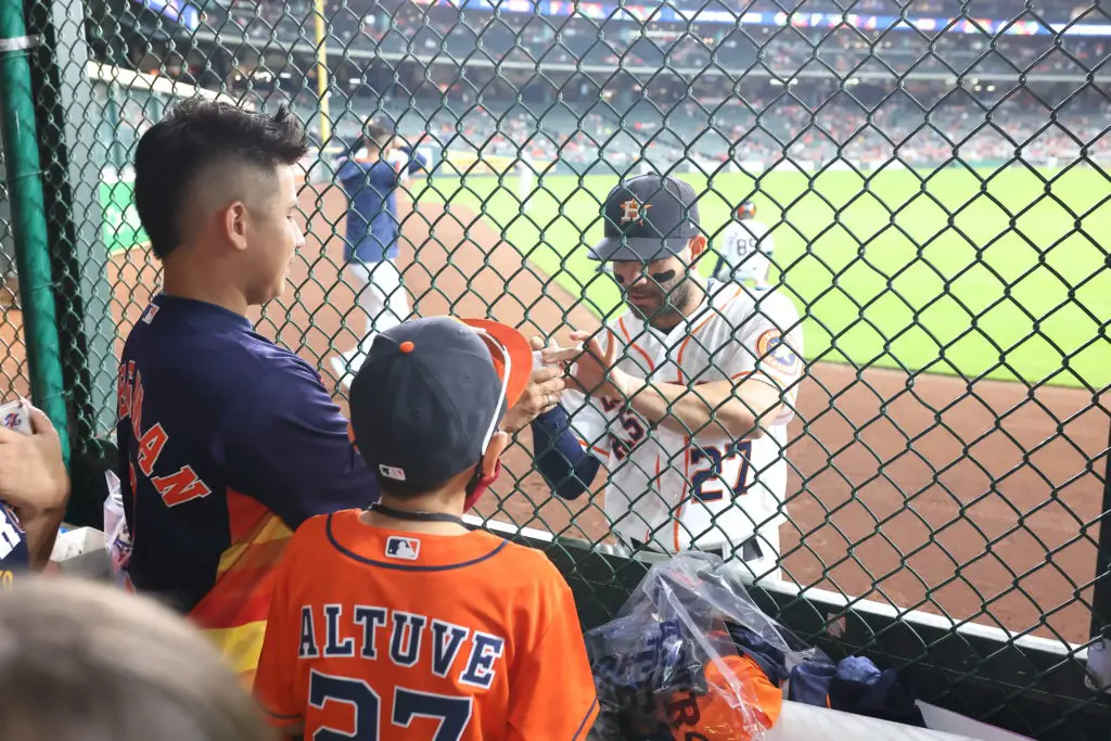 Carlos Correa visits kids in Houston hospital