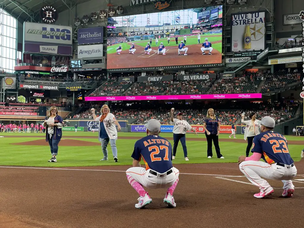 Astros moms throw out first pitch to their sons on Mother's Day