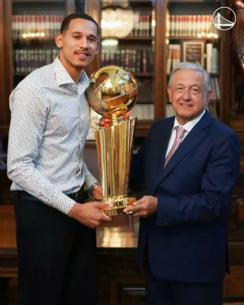 López Obrador recibe a Juan Toscano-Anderson y al trofeo de la NBA