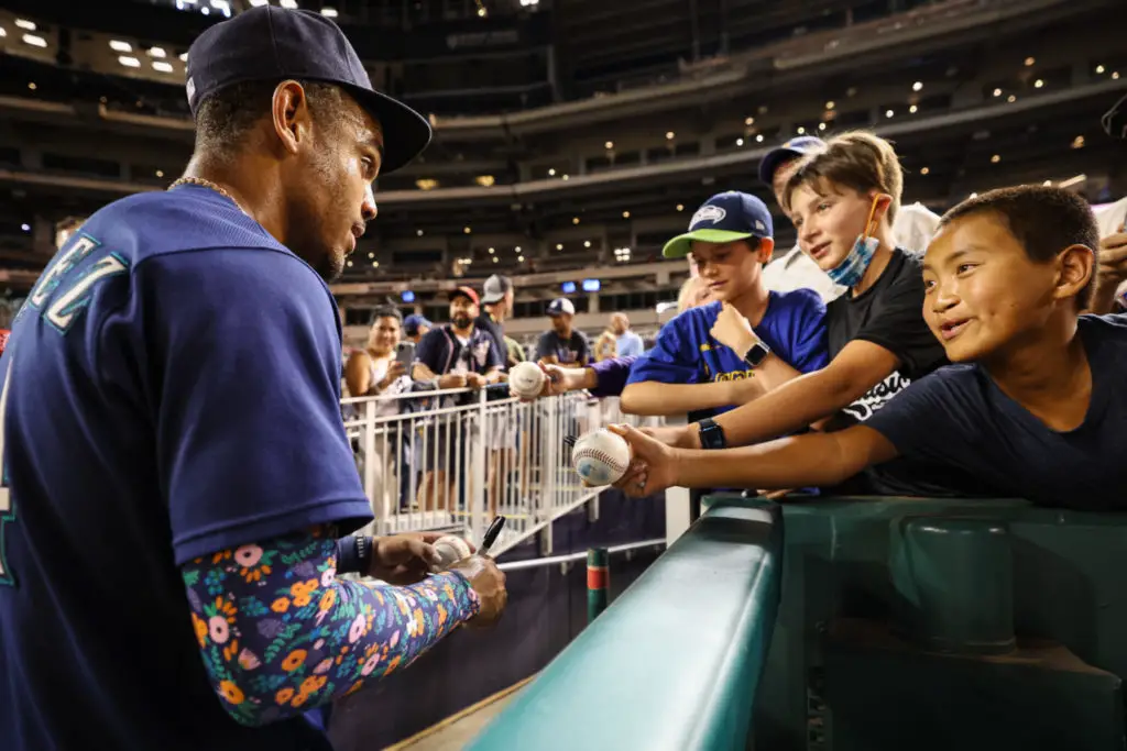 Mariners star Julio Rodriguez enters Ken Griffey Jr., Alex