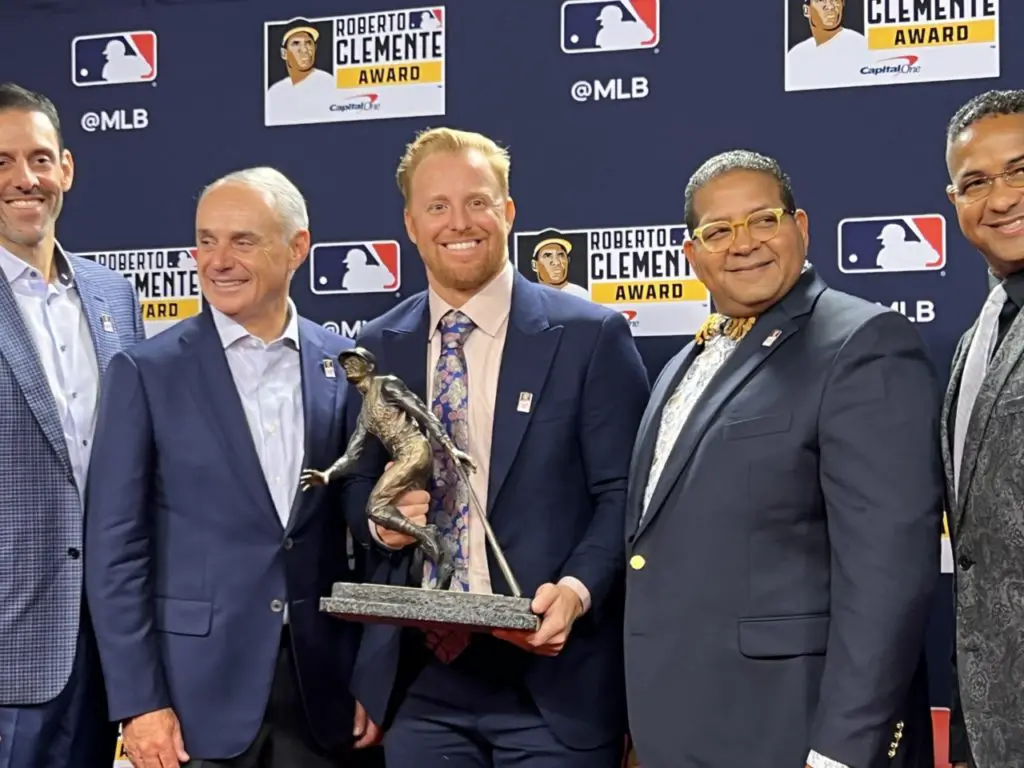 Justin Turner wins 2022 Roberto Clemente Award