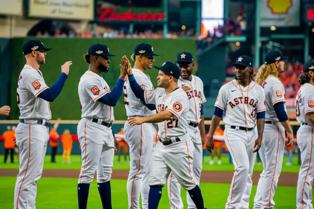 Astros' Jose Altuve gets boost from All-Star teammates for photo