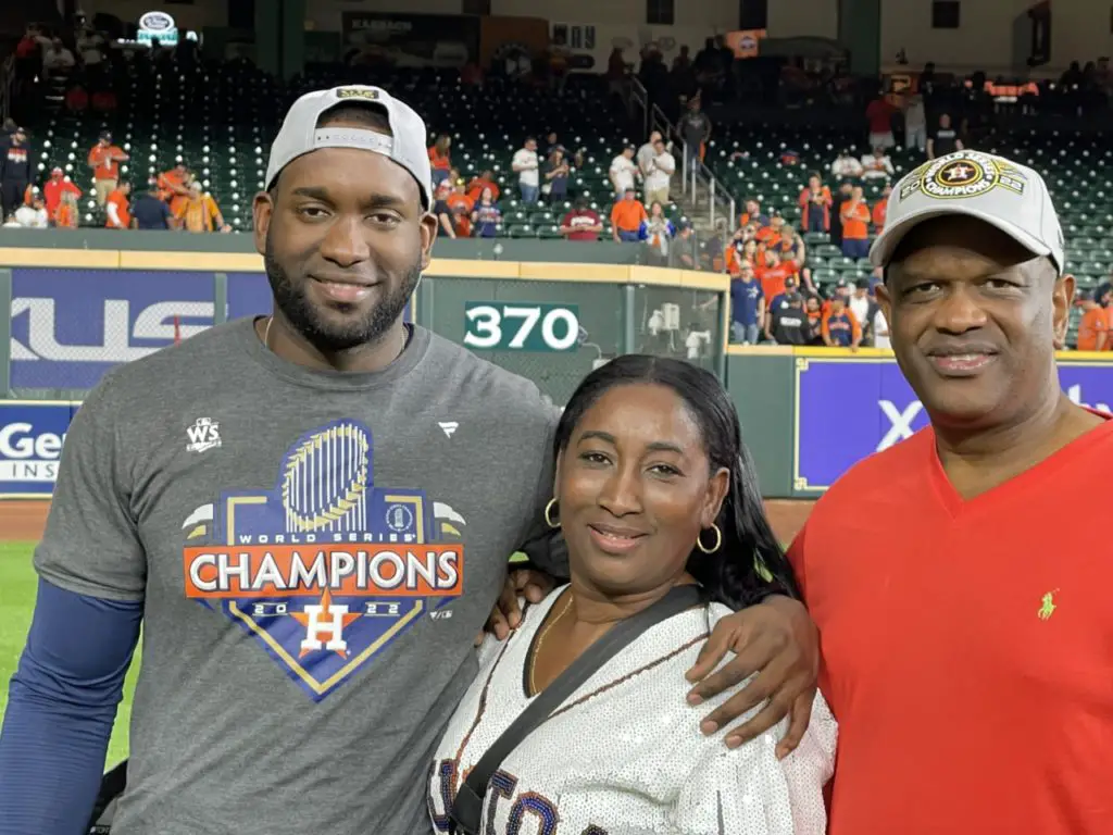 Astros fans receive Yordan Alvarez jersey and take photos with World Series  trophy