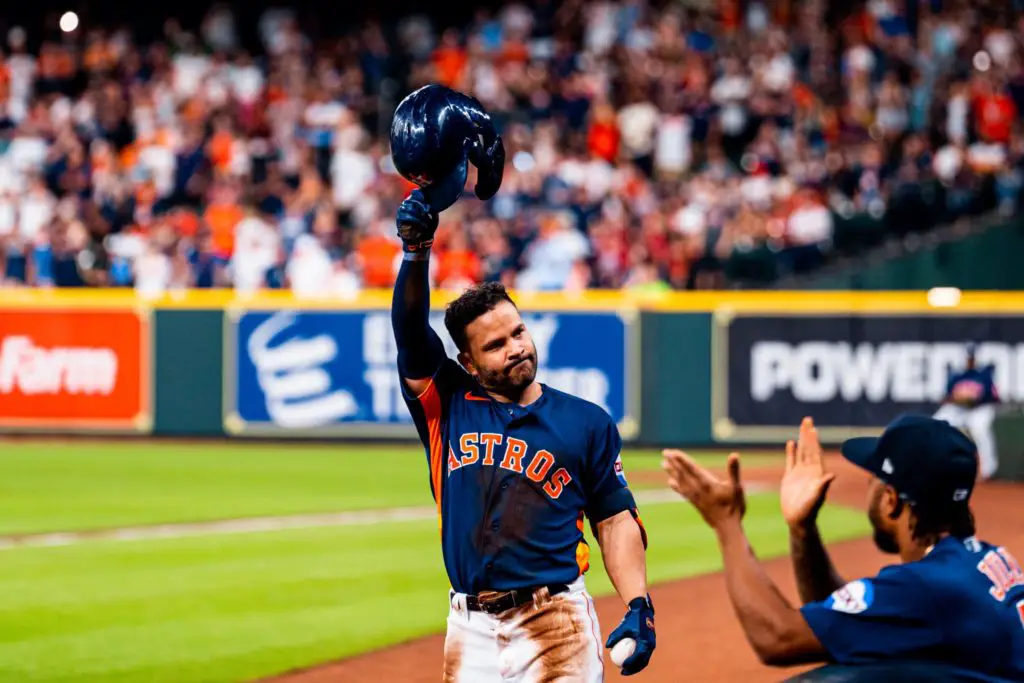 Astros' Altuve tips his helmet to crowd after joining the 2000-hit club