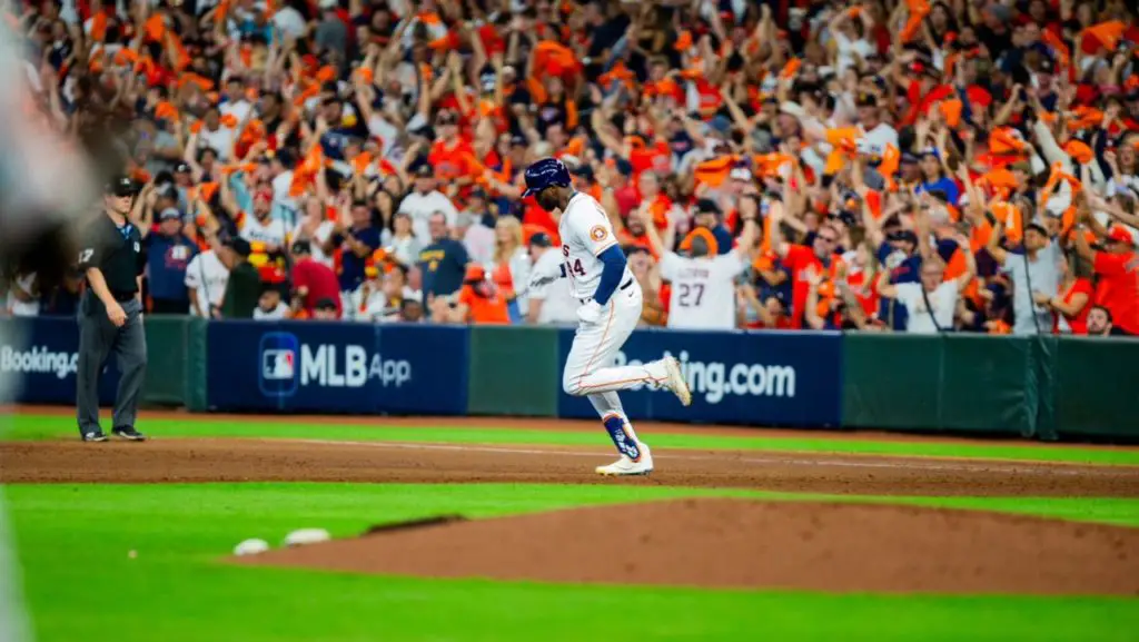 Jose Altuve treats home crowd with his 2,000th hit - Our Esquina